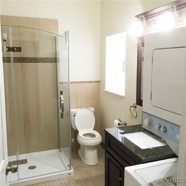 Building Photo - 900 Main St