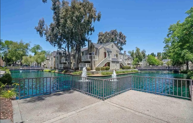 Building Photo - 265 Reflections Dr