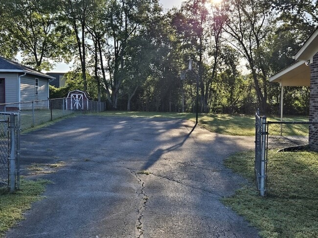 Building Photo - 2025 Stonebrook Dr