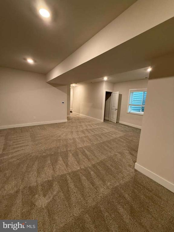 Building Photo - 704 Peony Ln