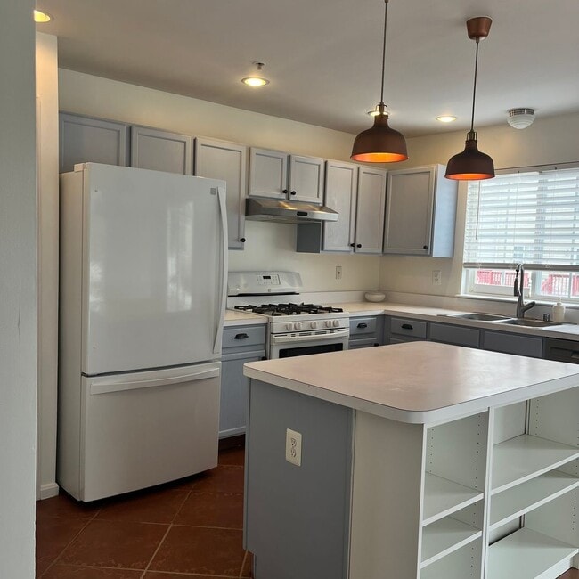 Building Photo - Large 4-bedroom Townhouse Odenton