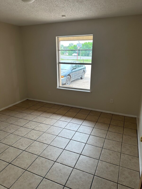 Building Photo - 112 E Crest Dr