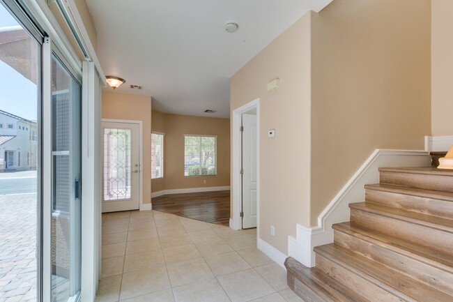 Building Photo - Spacious & Beautiful 3-Bedroom Home in Gat...