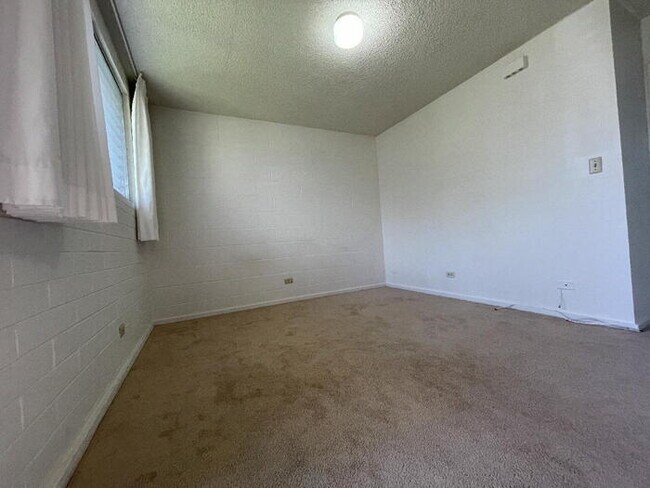 Building Photo - Hokulani Apts 1/1/1 pool, laundry