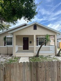 Building Photo - **Bright 3BR/2BA Home with Covered Porch i...