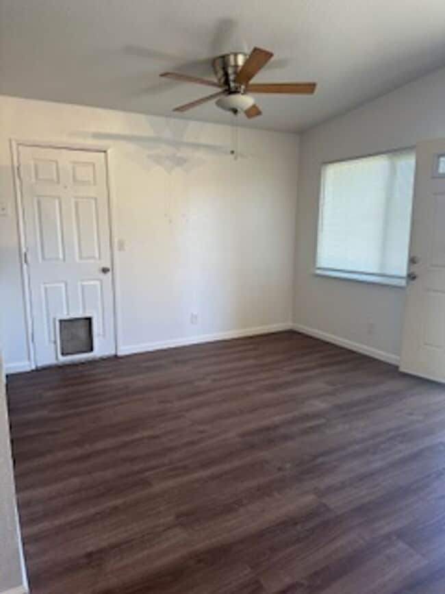 Building Photo - NEW NEW NEW! 3 BEDROOM 1 BATH IN KINGSBURG