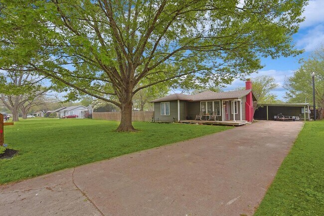 Building Photo - Amazing Historic 1940's Home in Original C...