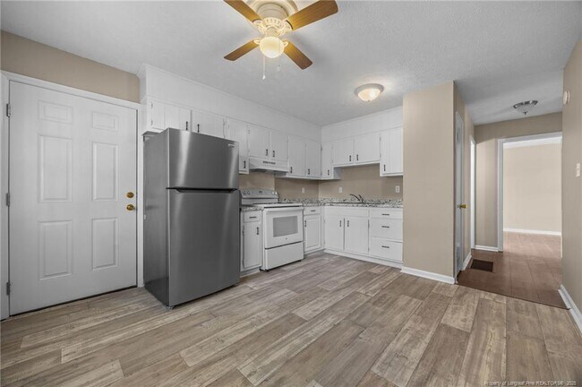 Building Photo - 735 Ashbrook Rd