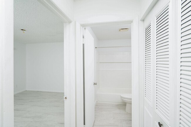 Building Photo - 494 Romano St