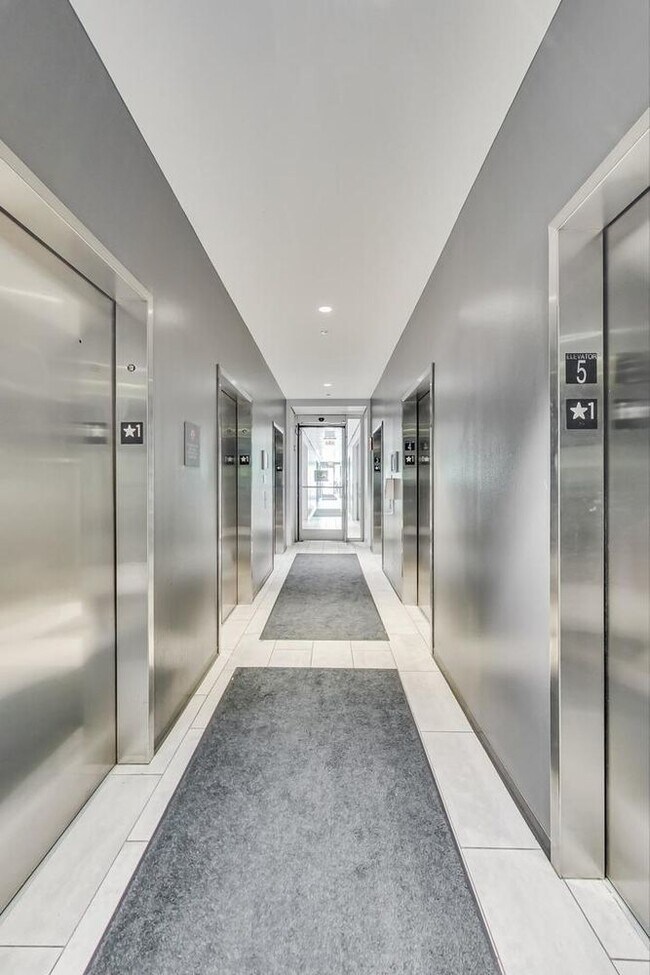 Building Photo - 235 W Van Buren St