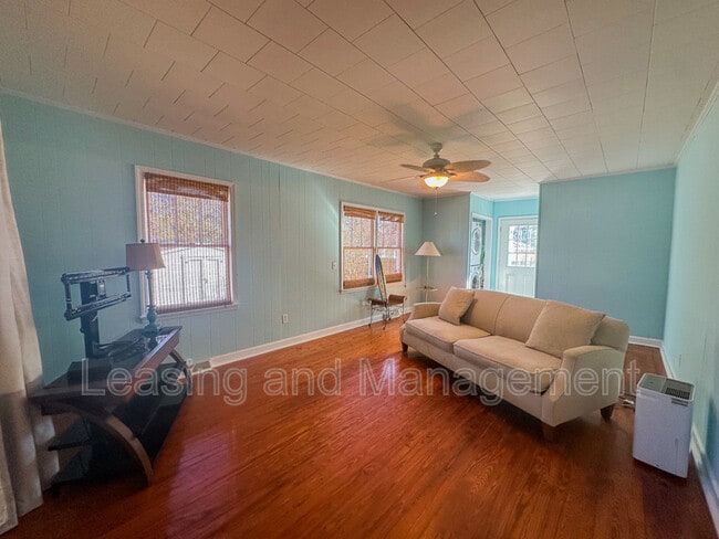 Building Photo - 422 Riverland Dr