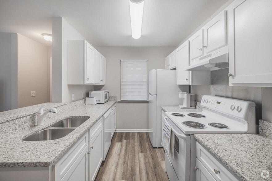 2BR, 2BA - 1,100SF - Kitchen - 403 S Thomas Rd