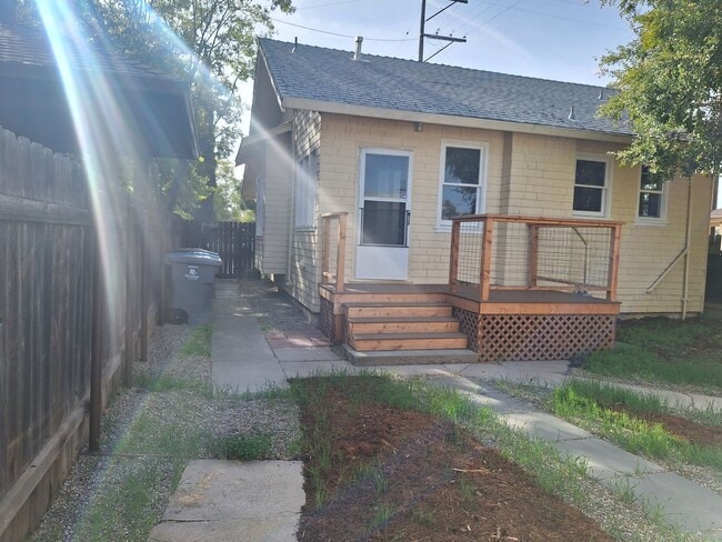 Building Photo - MUST SEE 1+ BEDROOM 1 BATH REMODLED