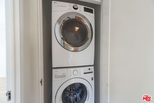 Building Photo - 1349 Meadowbrook Ave