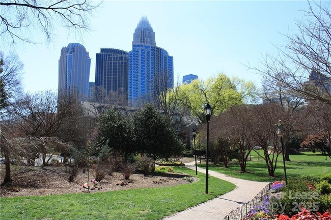 Building Photo - 626 N Graham St