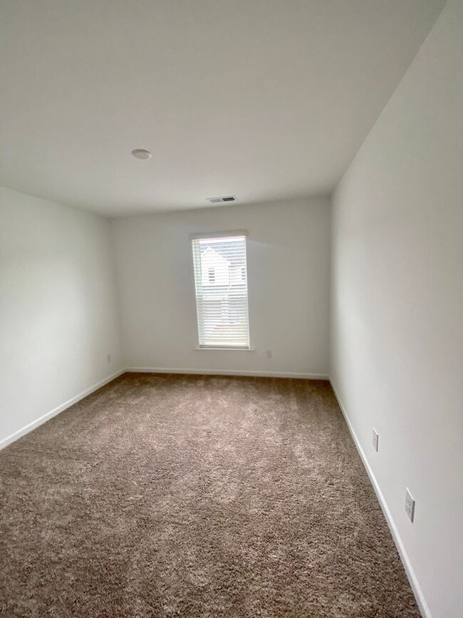 Building Photo - Well Maintained 3BR/2.5BA Townhouse in Pringle Townes; Available July 10