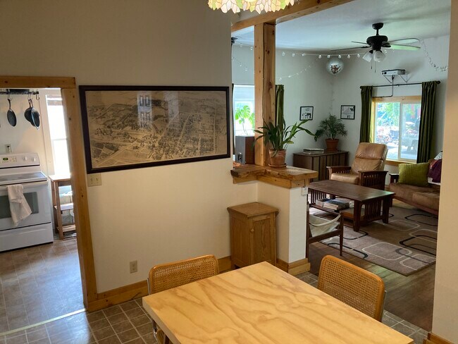 dinning - 908 S Jefferson St