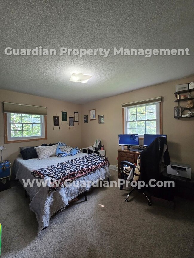 Building Photo - Available now! Spacious Brooklyn Center Home