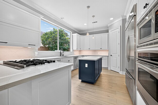 Building Photo - 2731 Stuart Manor