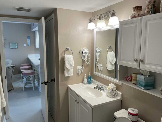 Building Photo - 115 E Coronado Dr