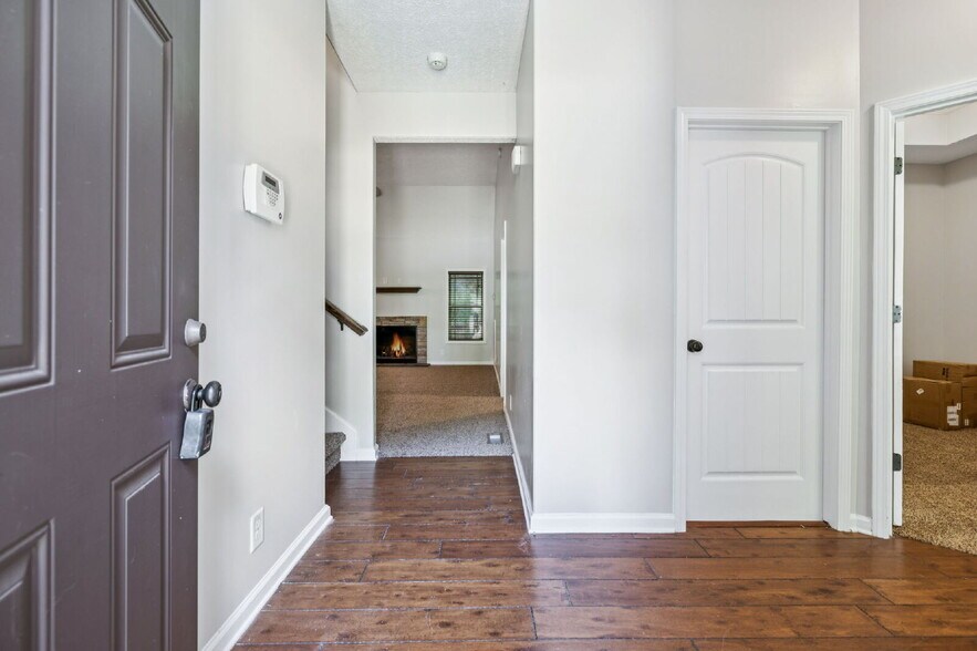Building Photo - 634 Hidden Valley Dr