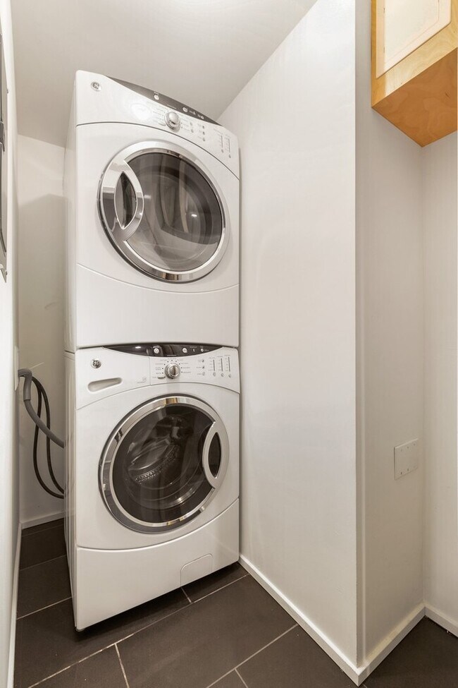 Building Photo - Gorgeous VIEW Townhome w/ 2 Master Suites in Coveted Eastlake