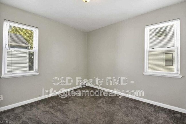 Building Photo - 640 E 261st St