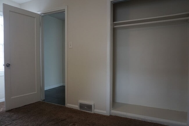 Building Photo - 3 Bedroom Taylorville.