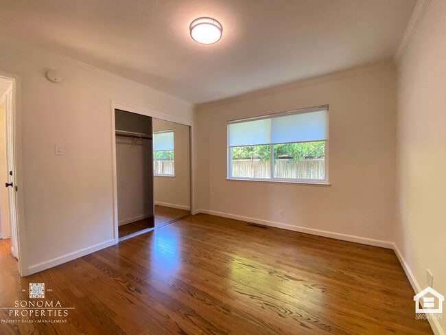 Building Photo - Charming 2bd/2ba House in Downtown Sonoma!