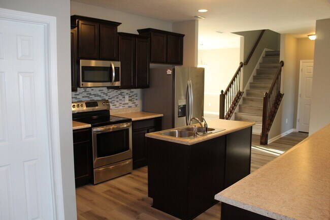 Building Photo - Spacious 5 Bedroom Home in Avon.