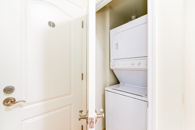 Building Photo - Logan Circle Studio Apartment for Rent Ava...