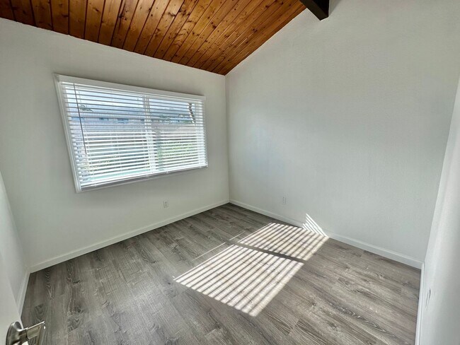 Building Photo - 785 Olena St