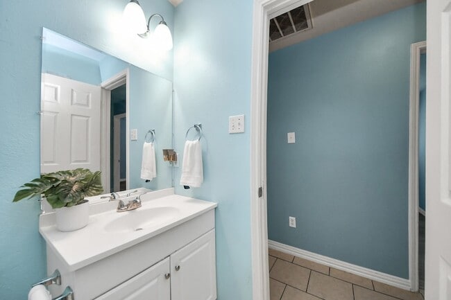 Building Photo - 20919 New Leaf Ct