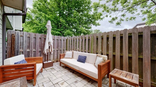 Building Photo - 553 Rosedale Ave