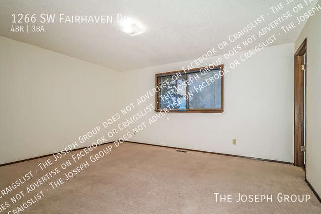 Building Photo - 1266 SW Fairhaven Dr