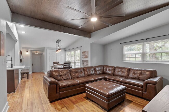 Building Photo - 3/2 House by TMH!! Available April!! fully furnished, 6 or 12 month lease available