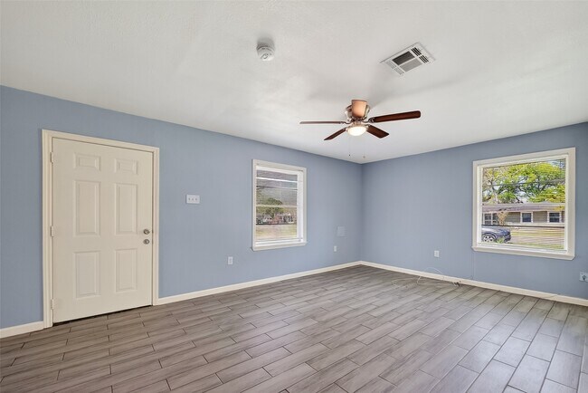 Building Photo - 6022 Lyndhurst Dr