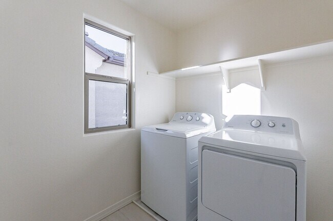 Building Photo - Three Bedrooms! Newer Neighborhood - conve...