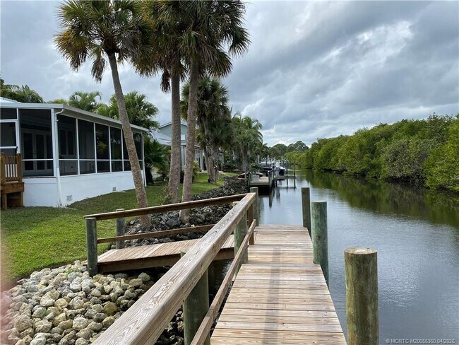 Building Photo - 625 SW Salerno Rd