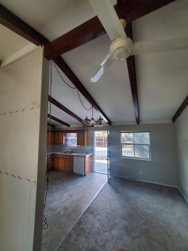 Building Photo - Spacious Ranch Style 4 BR Available in Aug...
