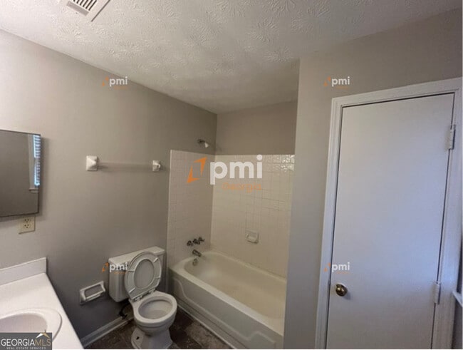 Building Photo - 667 Rae Dr SW