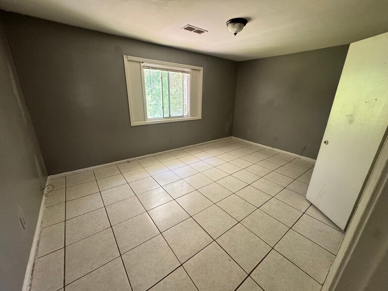 Building Photo - Room in Apartment on Allen Dr