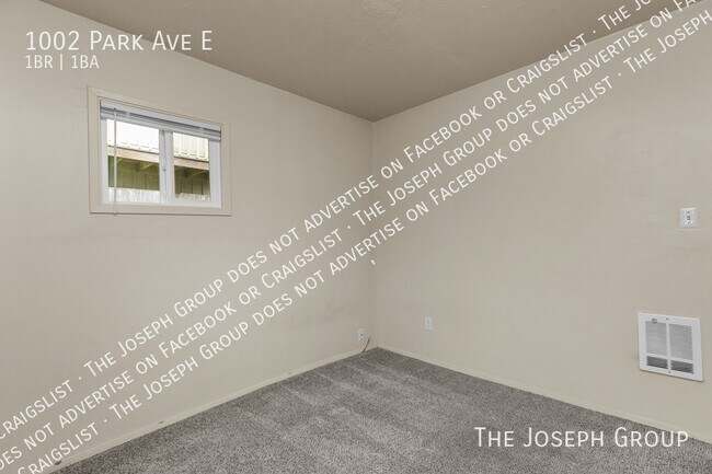 Building Photo - 1002 Park Ave E