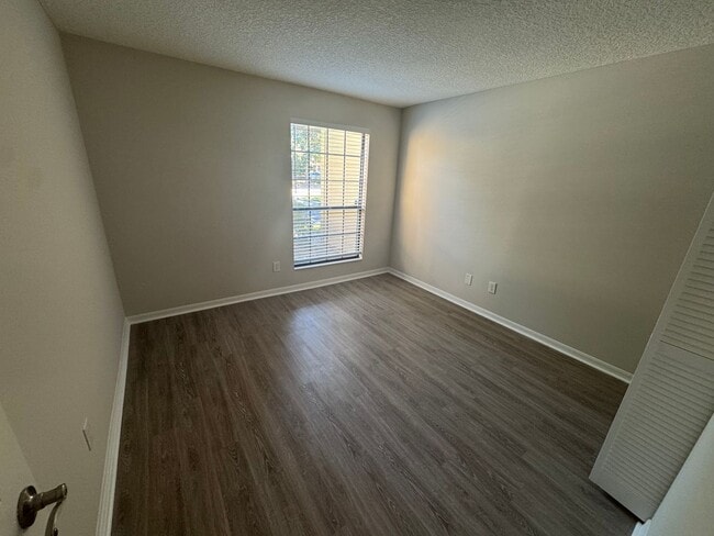 Building Photo - Spacious Two Bedroom Two Bath Condo in Pon...