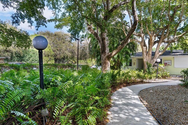 Building Photo - 1050 NE 129th St