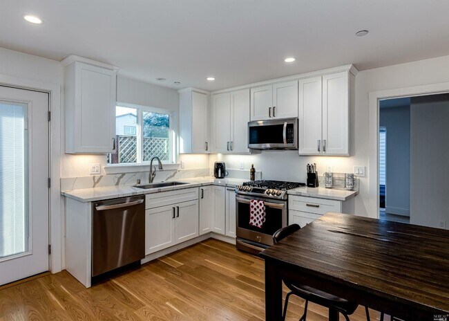 Building Photo - 1327 Crestview Ct