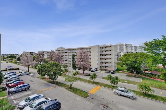 Building Photo - 2920 Point E Dr
