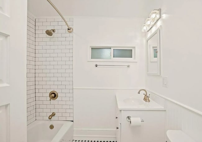 Building Photo - 3 Bedroom, 1 Bathroom Home – Ideal for Stu...