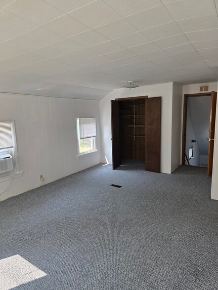 Living room with storage closet - 413 N Marshall Ave