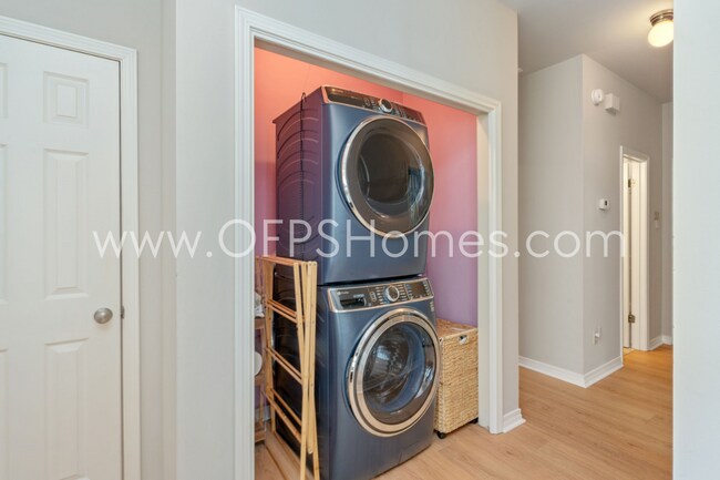 Building Photo - 3/2 in Destin!! AVAILABLE JULY 1
